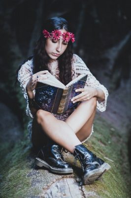 Sorcière hippie doula naissance Lyon